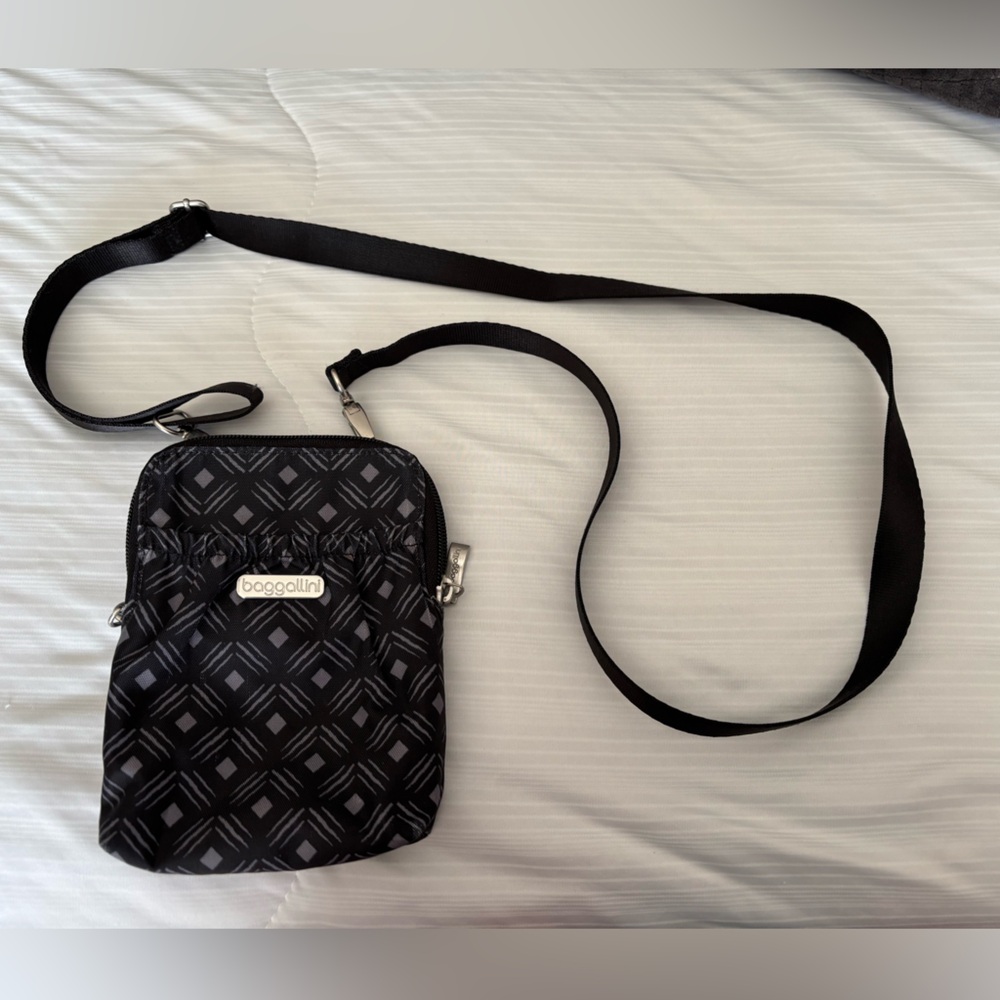 Baggalini crossbody/wristlet